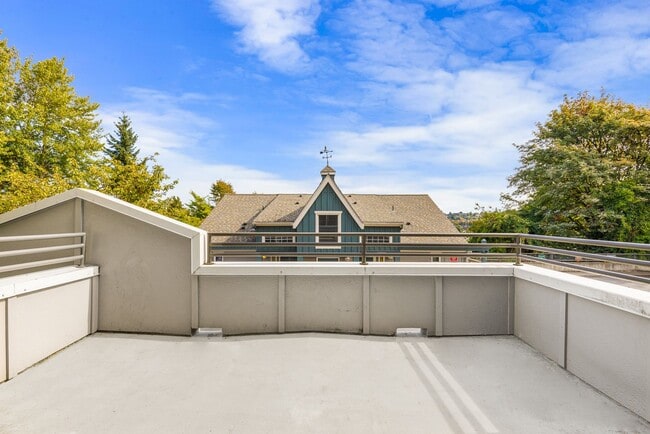 Building Photo - 2 Bedroom 2 Bath Townhouse 2 Car Garage S ...