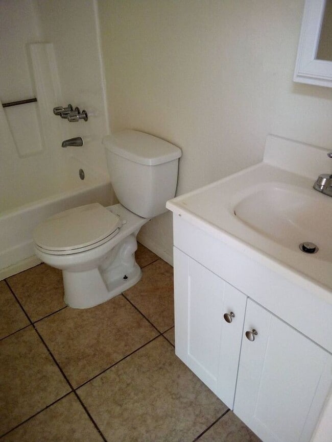 Building Photo - Nice 2 bedroom - 1 bath in Southside Tucson