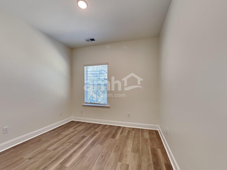 Building Photo - 1938 Weeping Cypress Dr