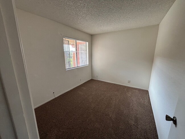 Building Photo - 1912 N Western Ave