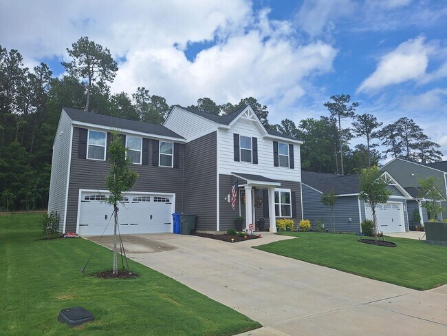 Building Photo - MOVE IN SPECIAL! Outstanding Four Bedroom ...