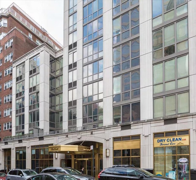 Building Photo - 400 E 66th St