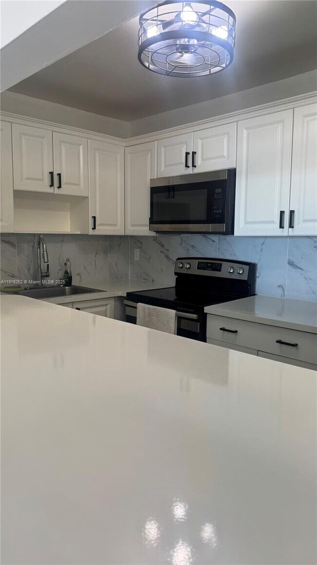 Building Photo - 4174 Inverrary Dr