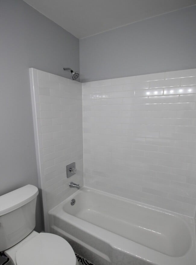 Building Photo - 3018 Roberts Dr
