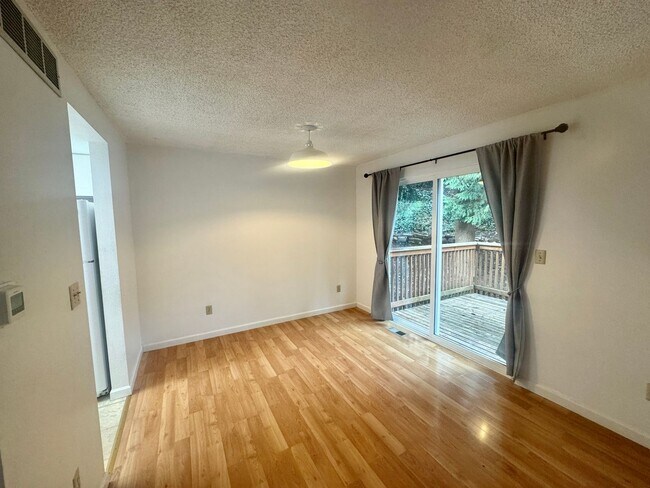 Building Photo - AK Duplex