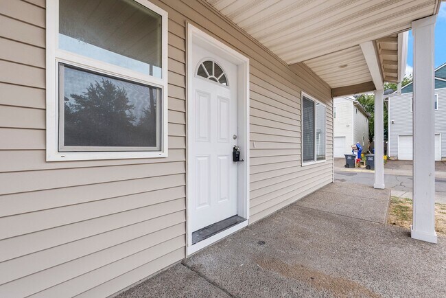 Building Photo - 5Bed/2.5 Bath House available