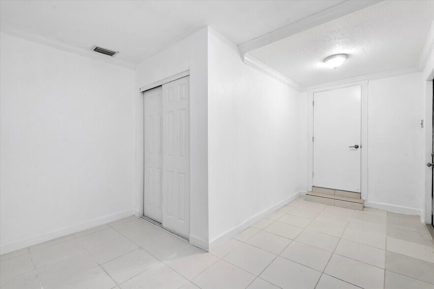 Building Photo - 934 E 22nd St