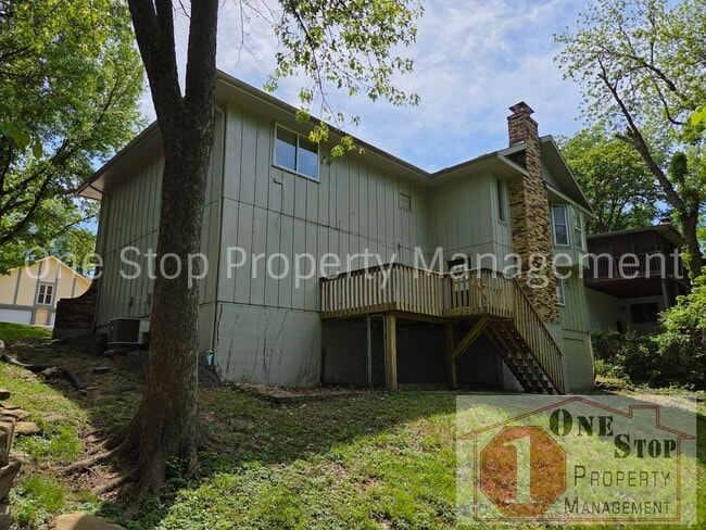 Building Photo - 4 Bedroom, 2.5 Bathroom Home in North Kansas City, Missouri