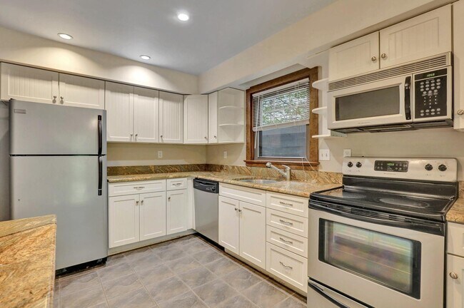 Building Photo - 3 Bedroom Cape in Brandermill!