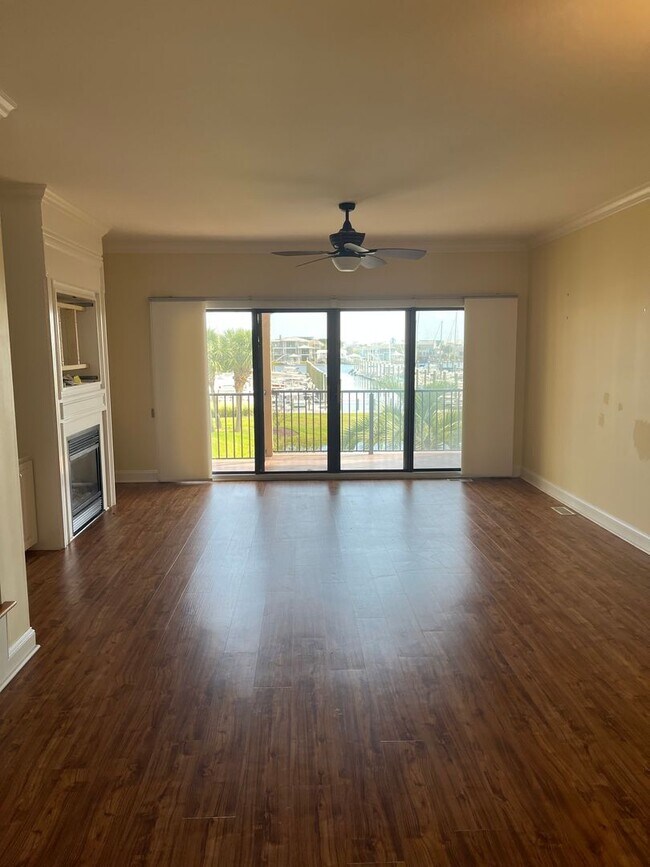 Building Photo - Townhome with Amazing View