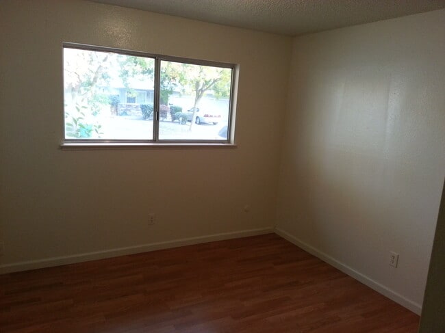 2nd BR - 621 E Yorkshire Dr