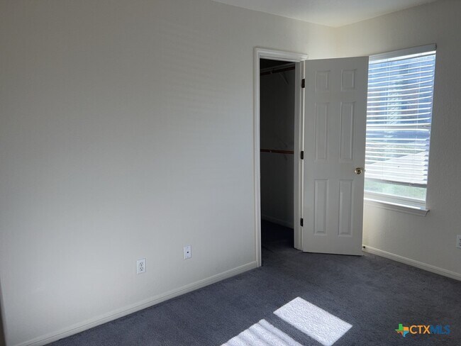 Building Photo - 105 W Truman Ave