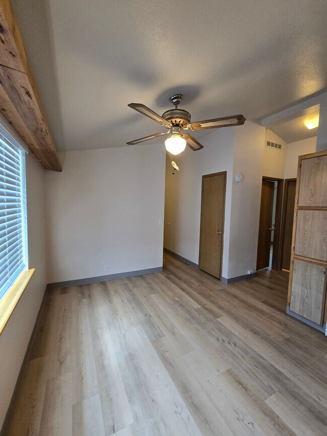 Building Photo - Pet Friendly 3bed : 2bath home w/ Garage