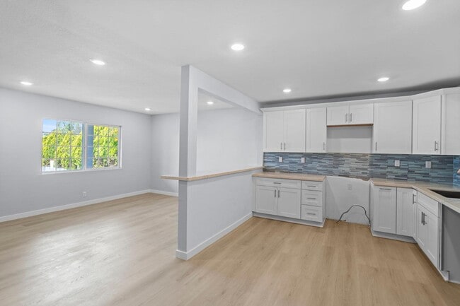 Building Photo - 7877 Kempster Ave