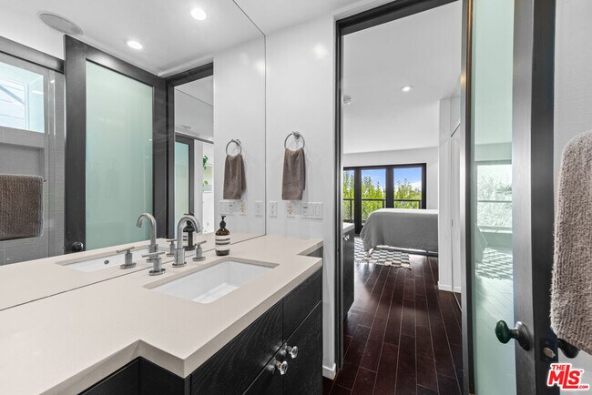 Building Photo - 2300 Ronda Vista Dr