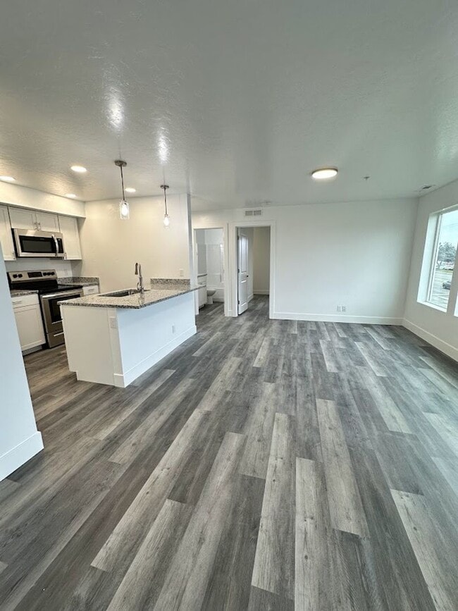 Building Photo - 1553 Clear Creek Dr