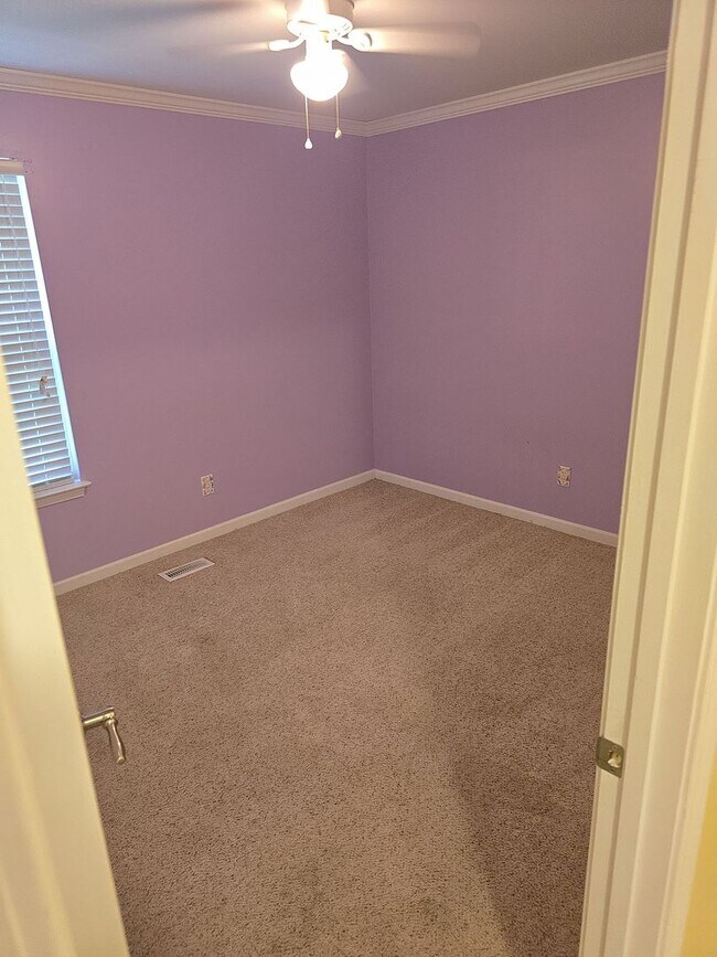 Building Photo - 3 Bed 2bath house off of Hard Scrabble Rd ...