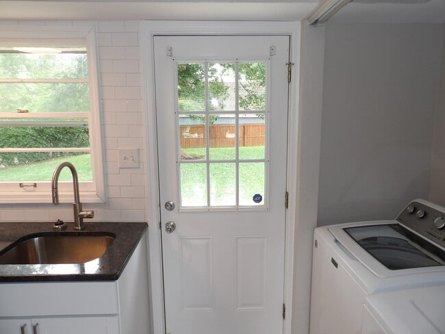 Building Photo - 286 Zandale Dr