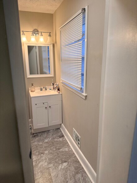 Building Photo - 2559 Clifton Springs Manor