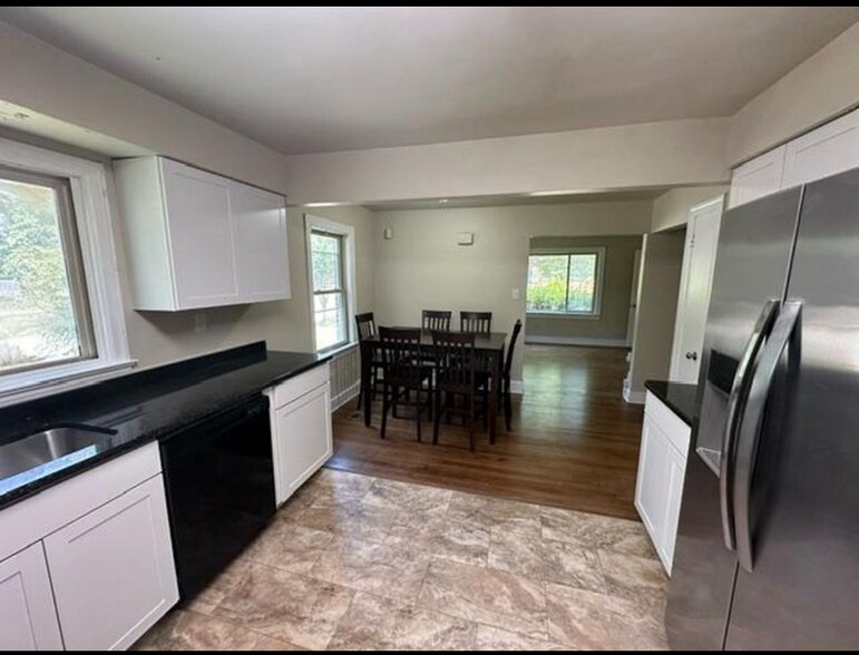 Building Photo - 5215 Huntington Ave