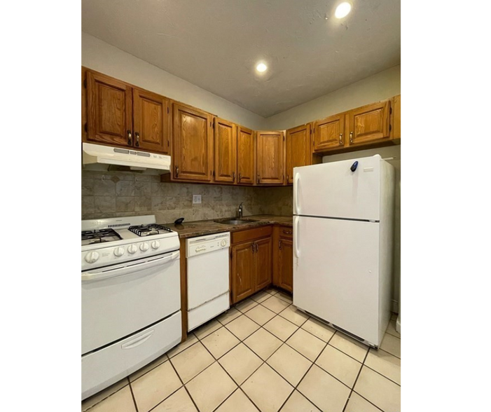Building Photo - 248 Kelton St