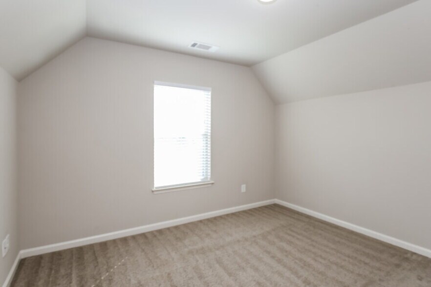 Building Photo - 233 Fern Walk