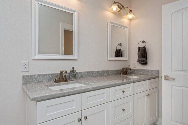 Building Photo - 508 Hideaway Ln