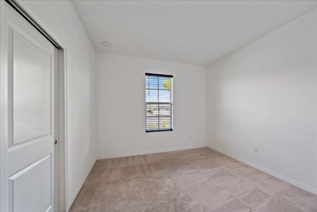 Building Photo - Annual 4 bed/2 bath Single Family Home