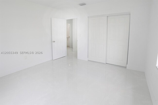 Building Photo - 995 SW 14th Ave