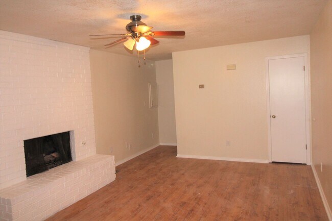 Building Photo - 1707 Jennifer Cir