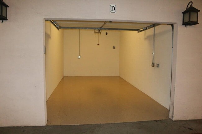 Building Photo - Downtown Luxury One Bedroom with Private Garage