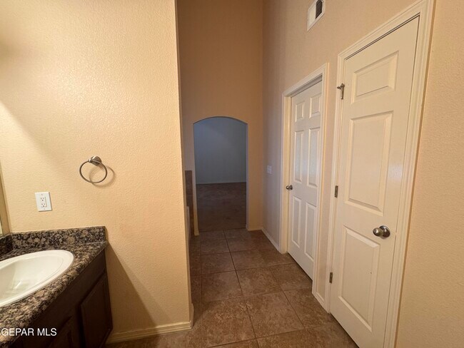 Building Photo - 6700 Hermoso Del Sol Dr