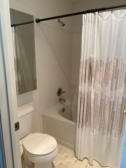 Master bathroom - 550 Mohawk Dr