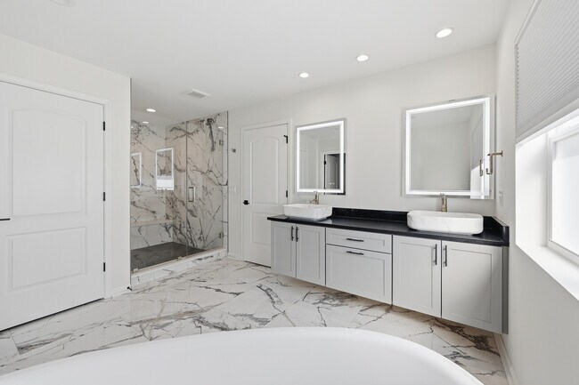 Building Photo - 4530 E Fairfax Ave