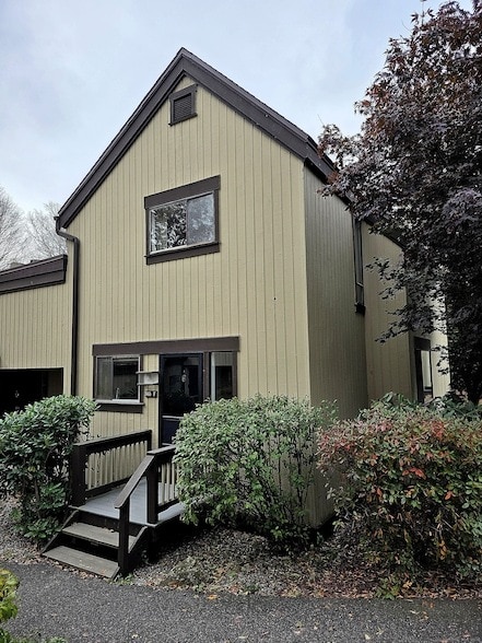 Building Photo - 563 Heritage Vlg