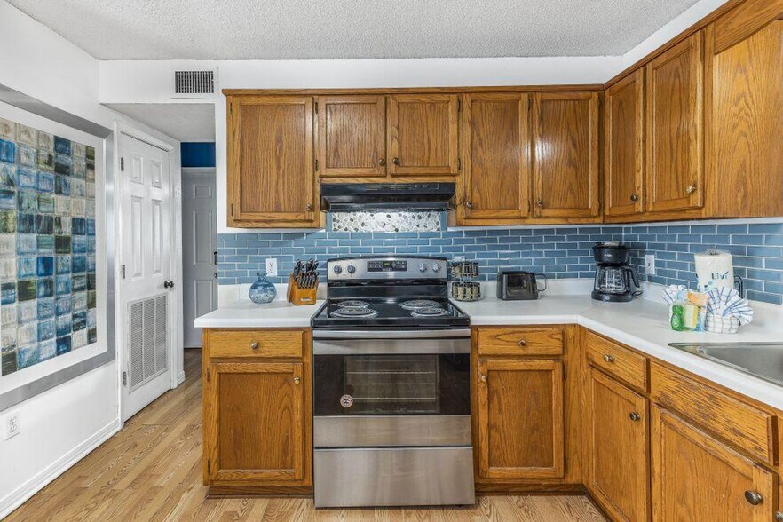 Building Photo - 1472 W Beach Blvd