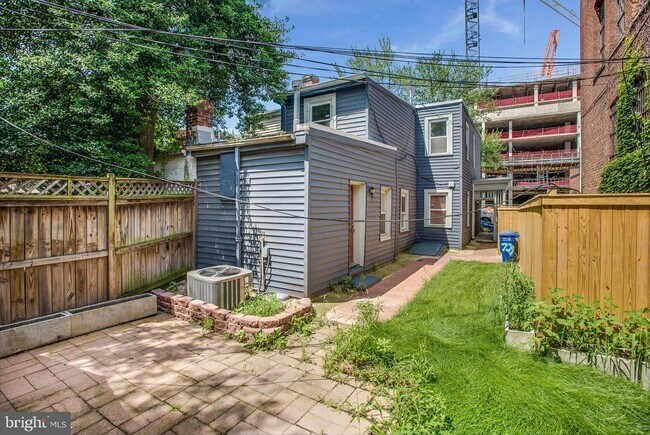 Building Photo - 729 10th St NE