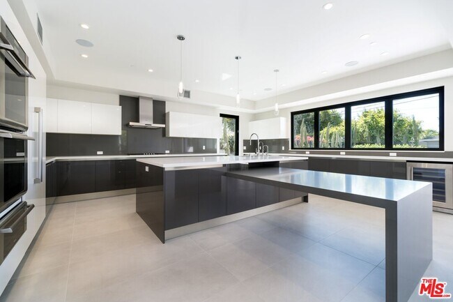 Building Photo - 159 S Bowling Green Way