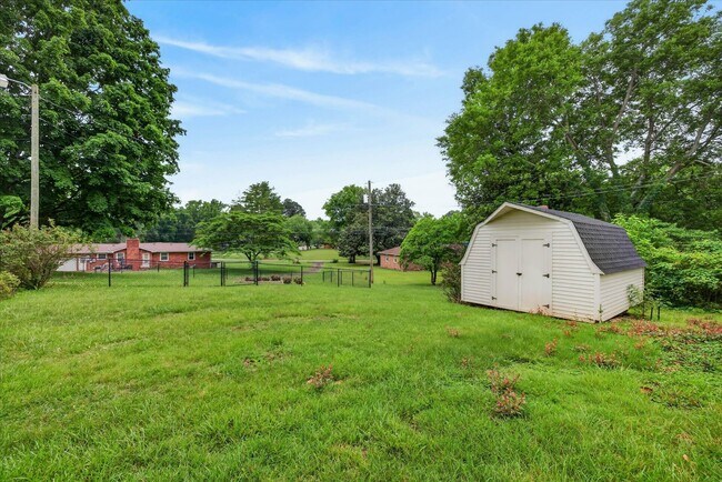 Building Photo - 3 Bedroom 3 Bath Home For Rent in Sango Area!