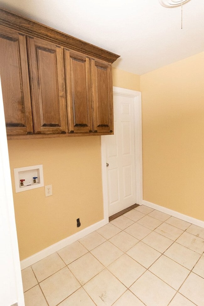 Building Photo - 910 N Carol Ave