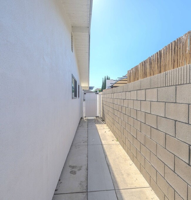 Building Photo - 5821 View Cir