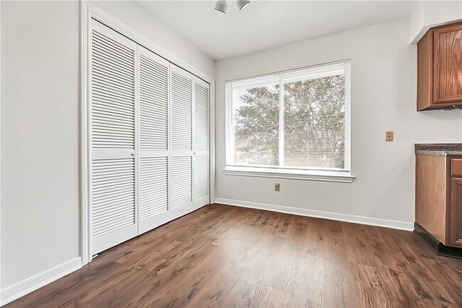 Building Photo - 1201 Autumn Cir