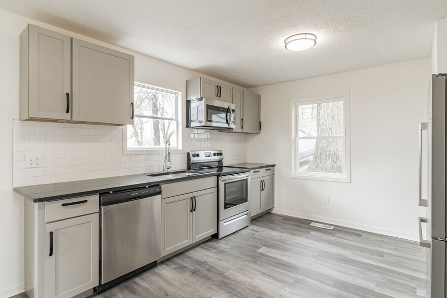 Building Photo - 724 Sylvan