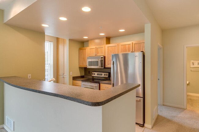 Building Photo - Spacious 2 bedroom Condo in Downtown Redmond
