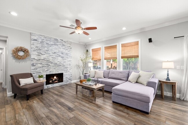 Building Photo - Gorgeous Eastlake Townhome!