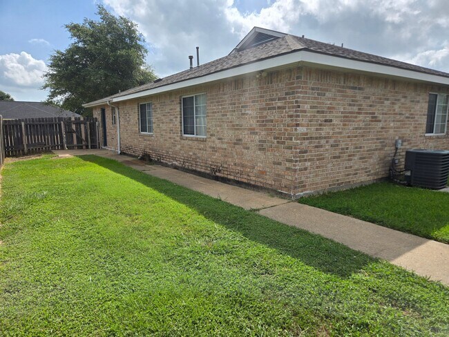 Building Photo - 1700 Dexter Dr S