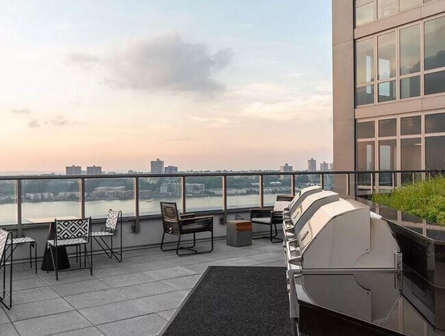 Building Photo - 606 W 57th St