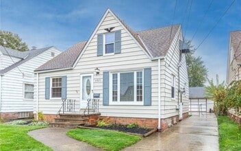 Building Photo - Beautiful spacious cape code move in ready!