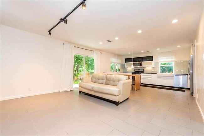 Building Photo - 3302 Catalina Dr