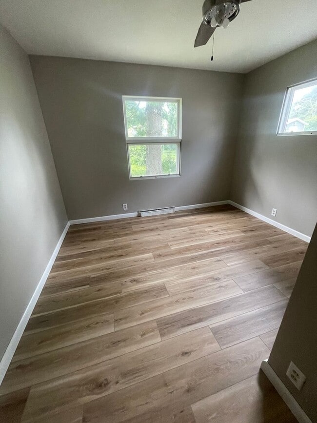 Building Photo - 3 bedroom, 1 bath home for rent in great location!